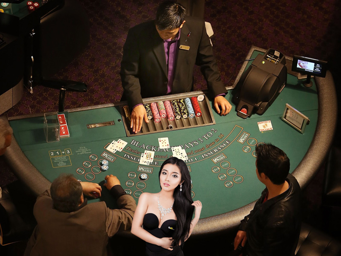 Người chia bài trong mỗi bàn casino gọi là gì?